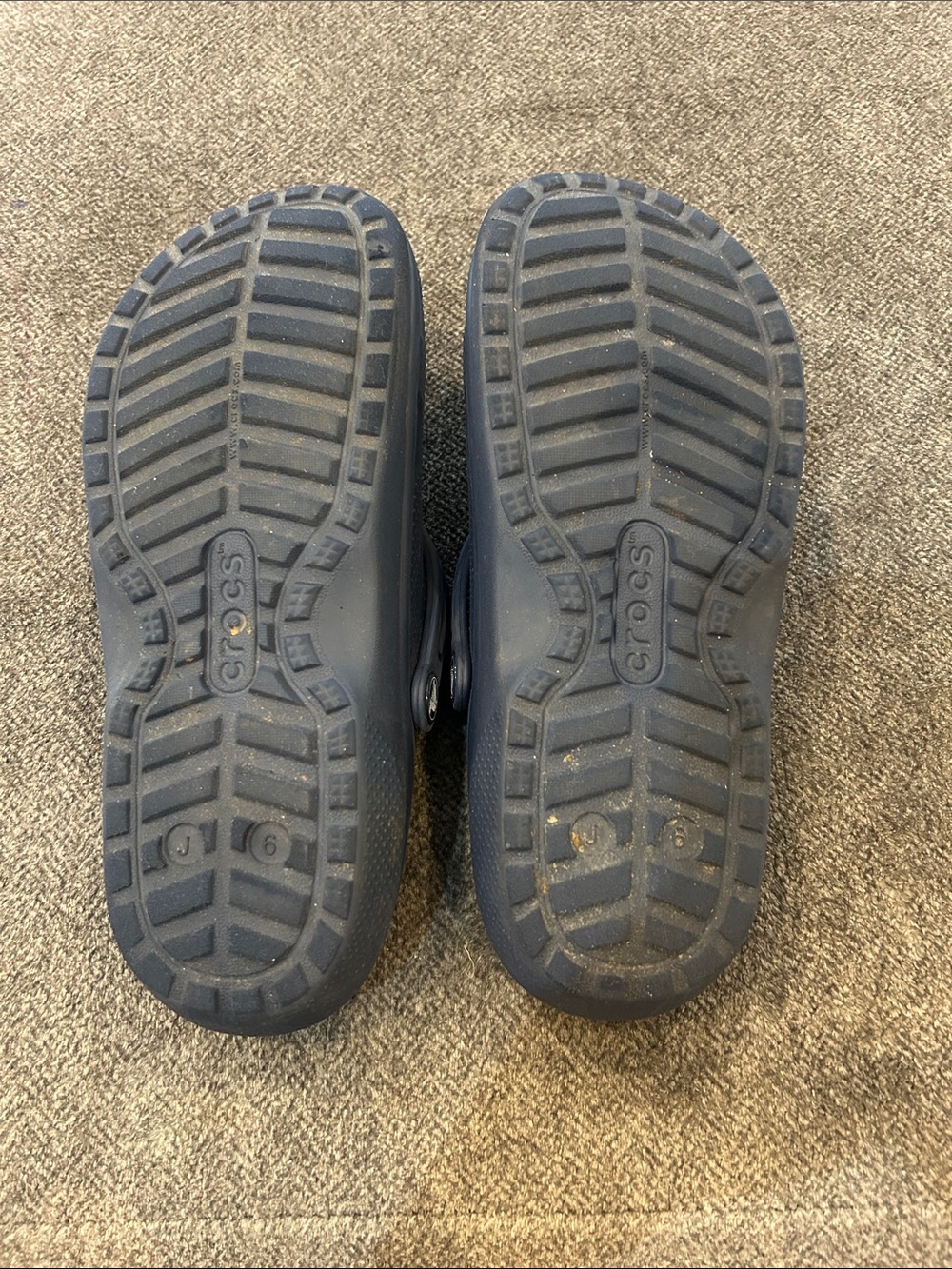 CROCS Kids Navy Clog with Multicolor Fuzzy Lining big kids 6 - Picture 4 of 5